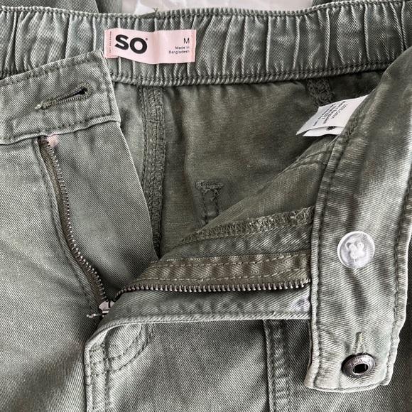 Juniors' SO® Low-Rise Distressed Wide Leg 6 Pocket Cargo Pants in Olive Forest - Picture 7 of 9